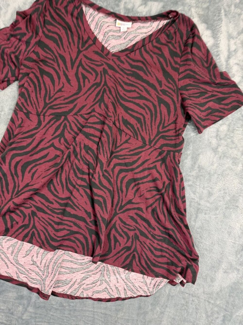 LuLaRoe Burgundy & Black Zebra Print High-Low V-Neck Tunic Top Womens Size L - Picture 2 of 10